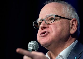 Tim Walz eksplodira Trumpovu imigraciju za ‘gulags’, tvrdi da su studenti ‘progutani’