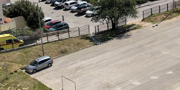 Tip u Splitu parkirao auto na igralište: “Ljudi će pomisliti da je to parking”