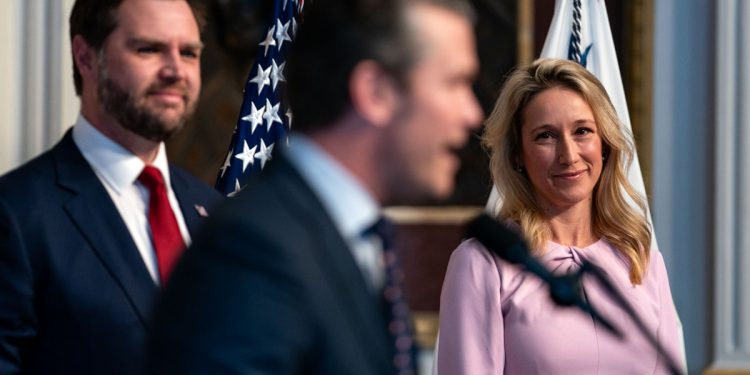 Tko je Jennifer Rauchet, supruga Petea Hegseth -a, rekla je da je uključena u signalni razgovor o napadu na Jemen?