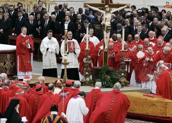 Tko su ljudi u crnom uoči konklave? Vjernici primijetili nešto neobično