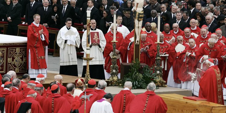 Tko su ljudi u crnom uoči konklave? Vjernici primijetili nešto neobično