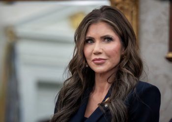 Torba Kristi Noem – uključujući njezinu značku za pristup DHS -u i 3000 dolara u gotovini – ukradena iz restorana