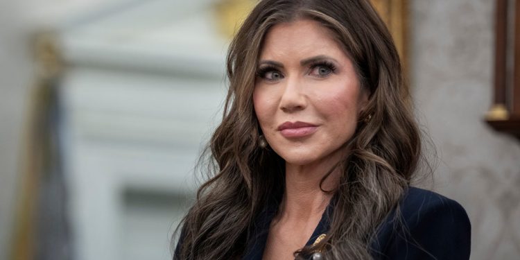 Torba Kristi Noem – uključujući njezinu značku za pristup DHS -u i 3000 dolara u gotovini – ukradena iz restorana