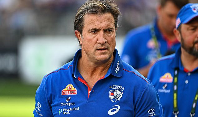 Trener AFL-a Luke Beveridge baca Bombshell o budućnosti problematične zvijezde Jamarra Ugle-Hagan nakon što su ga velikani igre pozvali da ga se prebaci na divljih videozapisa na društvenim mrežama