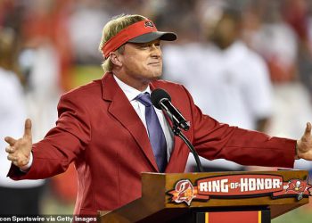 Trener bivšeg NFL-a uhvatio se kako se sviđa Rauchy Post zvijezde odrasle zvijezde