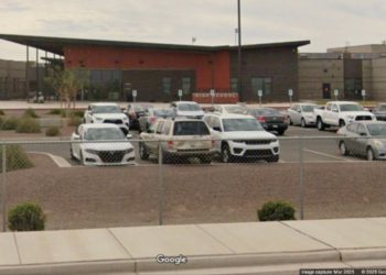 Trener veselog je otpušten zbog puštanja muškog učenika da promijeni žensku svlačionicu – ali ona brani potez