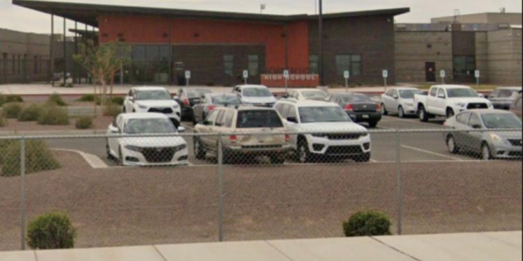 Trener veselog je otpušten zbog puštanja muškog učenika da promijeni žensku svlačionicu – ali ona brani potez