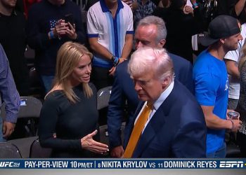Trenutak Donald Trump brutalno sljubi stisak ruke s glumicom RFK JR -a Cheryl Hines na UFC 314