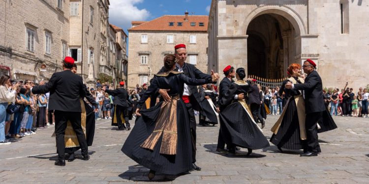 Trogir zaplesao u ritmu tradicije na Danu o’ Kvadrilje!