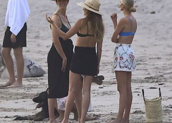 Trudna Karlie Kloss pokazuje svoju kvrgu dok je ogovarala s Gisele na plaži za obiteljski dvostruki sastanak