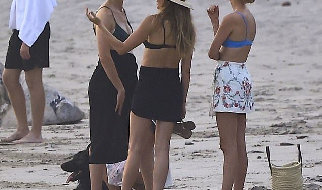 Trudna Karlie Kloss pokazuje svoju kvrgu dok je ogovarala s Gisele na plaži za obiteljski dvostruki sastanak