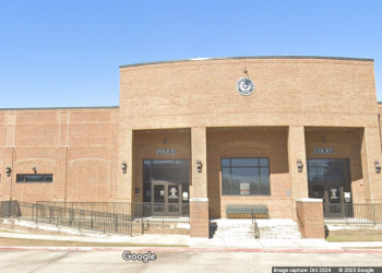 Trudna crna žena označena za šetnju pogrešnom stranom ceste u Teksasu, samo stopala od vlastitog doma