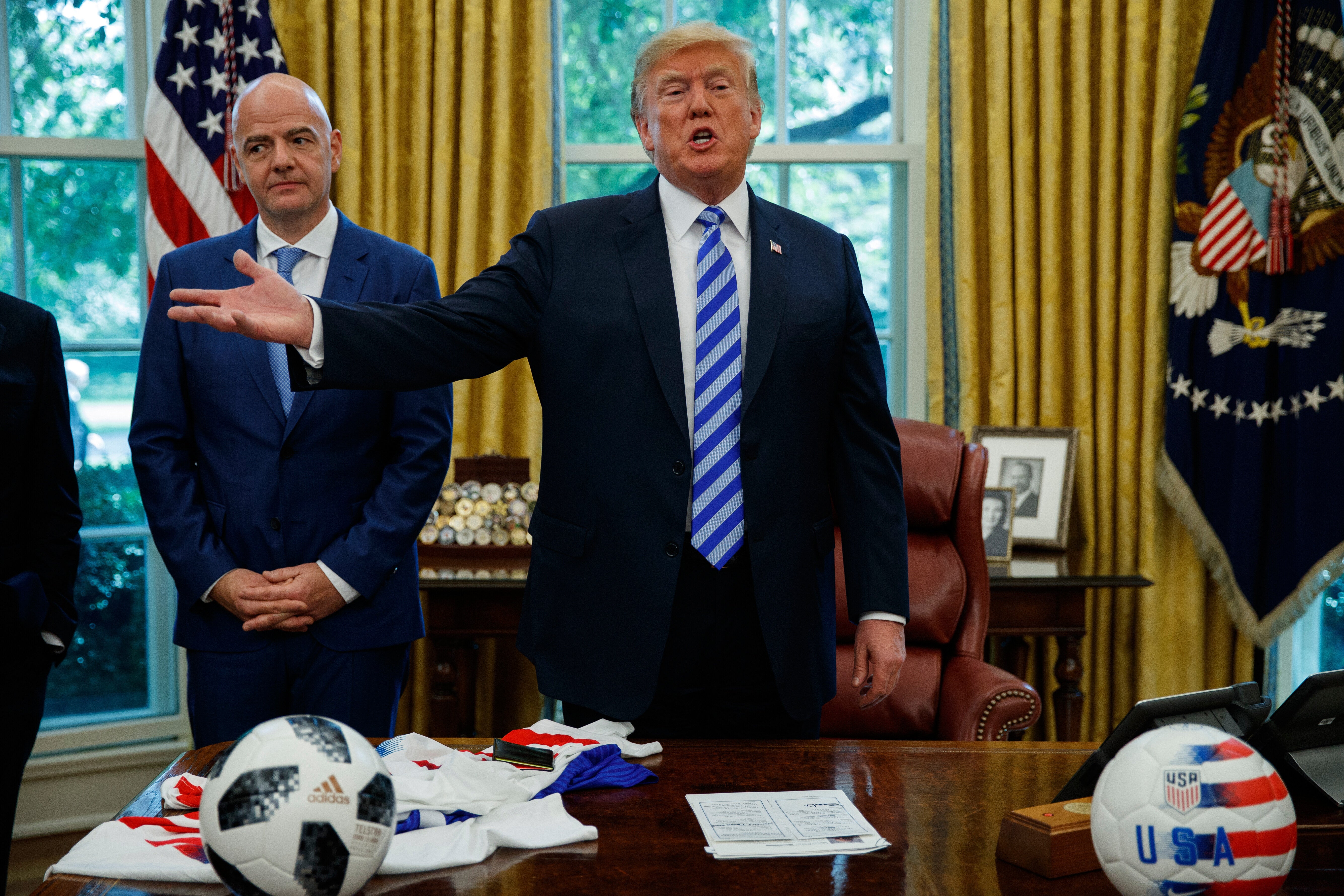 Predsjednik FIFA -e Gianni Infantino, otišao, gleda kako predsjednik Donald Trump razgovara s novinarima tijekom sastanka u Ovalnom uredu