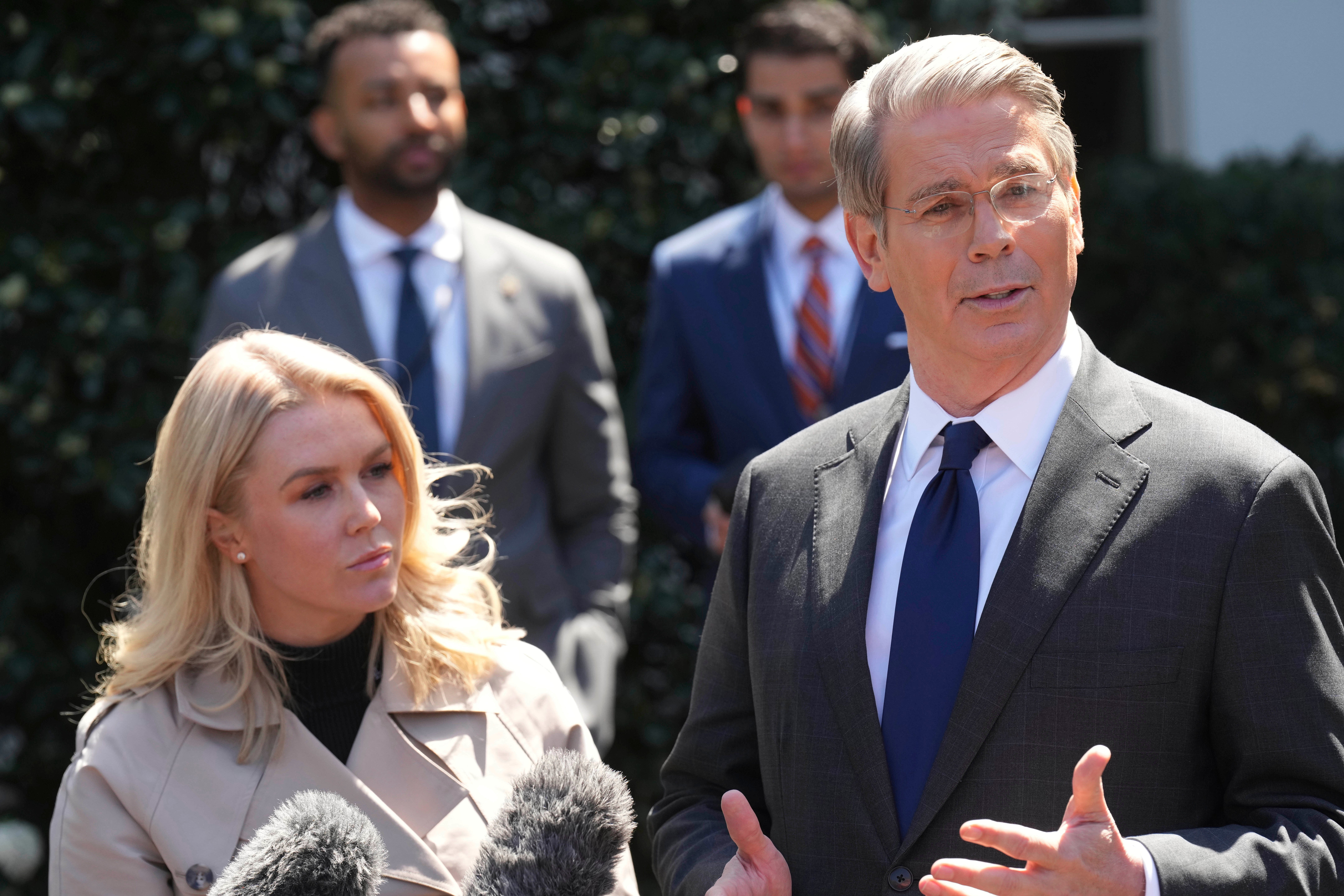 Tajnik riznice Scott Besent razgovara s novinarima izvan zapadnog krila Bijele kuće, srijeda, 9. travnja 2025., u Washingtonu, s tiskovnom sekrenicom Bijele kuće Karoline Leavitt.