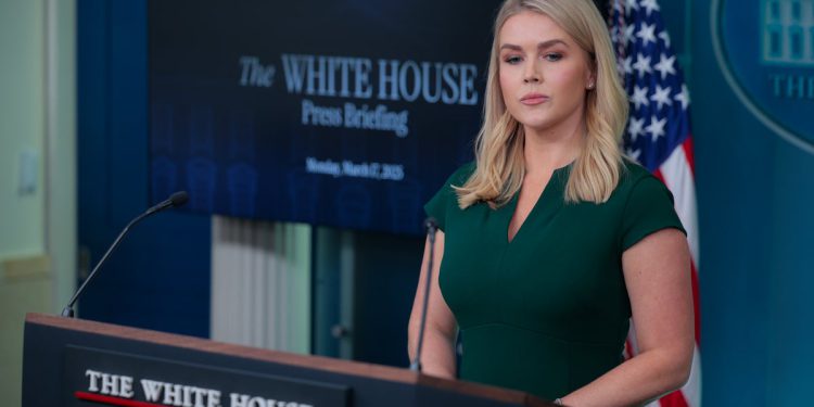 Trump administrator odbija surađivati ​​s novinarima koji uključuju njihove zamjenice u potpise e -pošte