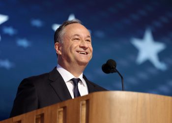 Trump čišćenje memorijalnog muzeja holokausta odbora Bidena imenovanih – uključujući Douga Emhoffa