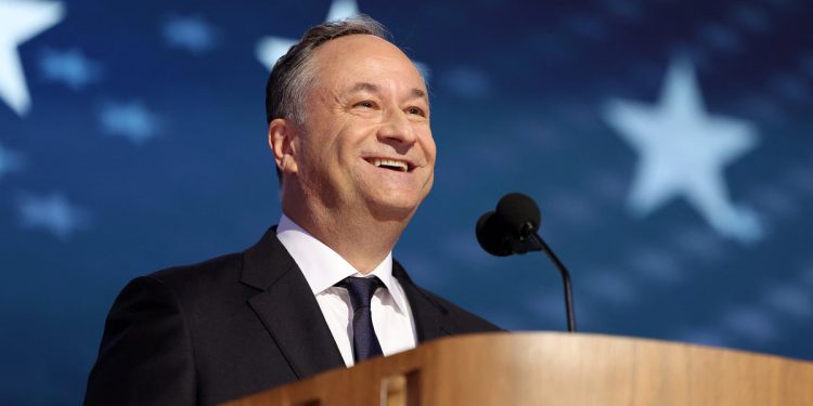 Trump čišćenje memorijalnog muzeja holokausta odbora Bidena imenovanih – uključujući Douga Emhoffa