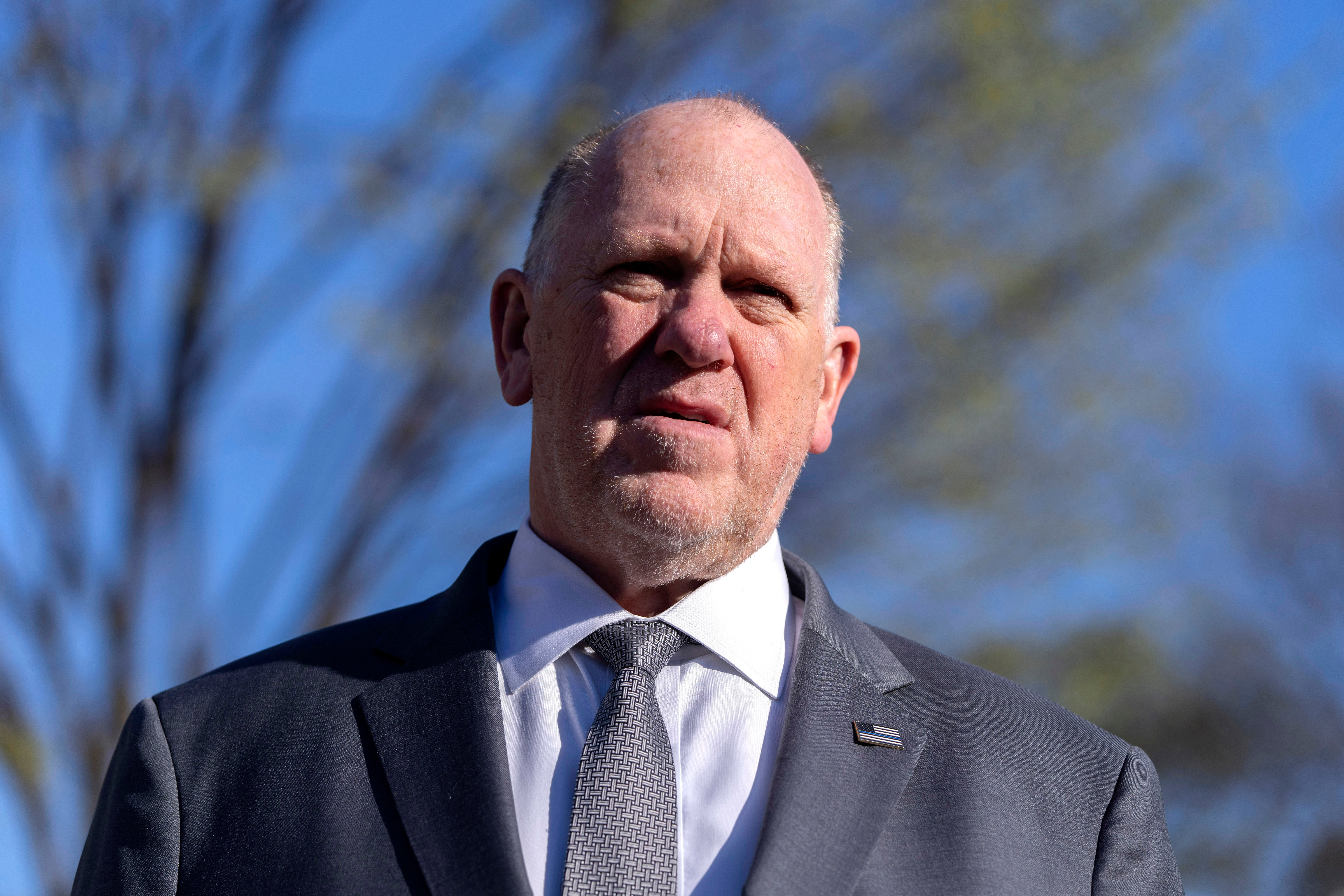 Granica Bijele kuće Car Tom Homan razgovara s novinarima u Bijeloj kući, utorak, 25. ožujka 2025., u Washingtonu.