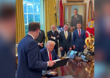 Trump izjavljuje rat tuševima da se “pobrine za moju lijepu kosu” | Vijesti