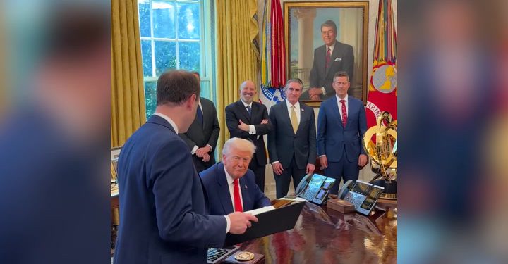 Trump izjavljuje rat tuševima da se “pobrine za moju lijepu kosu” | Vijesti