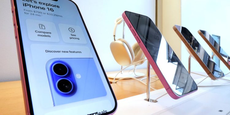 Trump je iz njegovih tarifa na kinesku robu izuzeo telefone, računala i drugu elektroniku