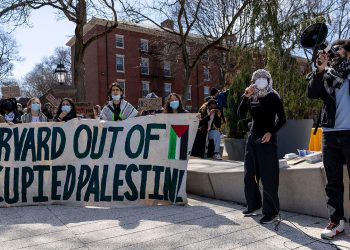 Trump kaže da je status oslobođenog od poreza na Sveučilište Harvard “Kontigent” na glumu u javnom Intersytu