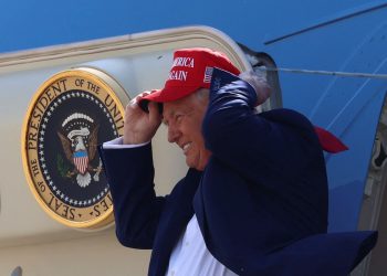 Trump napada ‘bolesnu političku klasu’ za ‘krvarenje Amerike Dry’ dok on obilježava 100 dana na uredu s Michiganskom skupom: Ažuriranja uživo