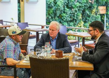 Trump naziva senatora Van Hollen “budalom” nakon što je upoznao Kilmar Abrego Garcia