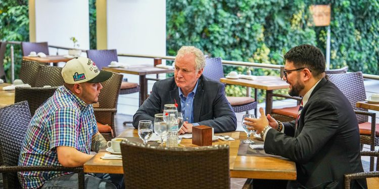 Trump naziva senatora Van Hollen “budalom” nakon što je upoznao Kilmar Abrego Garcia