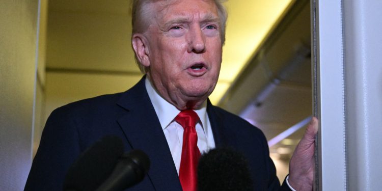 Trump ne upozorava nijednu zemlju ‘izvan kuke’ na tarife i nagovještava izuzeće na kineskim pametnim telefonima, može se završiti: uživo