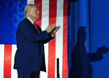 Trump obilježava prvih 100 dana proživljavajući 2024 hitove kampanje i ispitivanje Video Propagande El Salvador u zatvoru