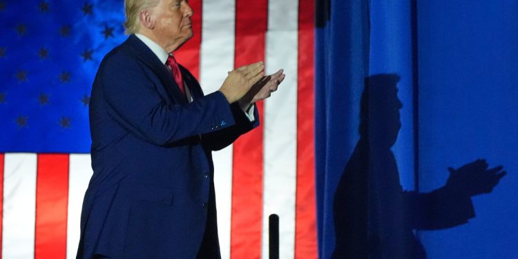 Trump obilježava prvih 100 dana proživljavajući 2024 hitove kampanje i ispitivanje Video Propagande El Salvador u zatvoru