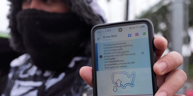 Trump pogodi tisuće s E -poštom na obavijest o deportaciji iznenađenja – uključujući američke građane