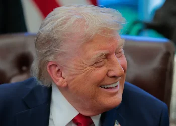 Trump primjećuje veteransku naljepnicu protiv bedena u smiješnoj razmjeni ovalnog ureda