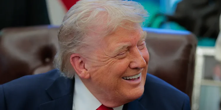 Trump primjećuje veteransku naljepnicu protiv bedena u smiješnoj razmjeni ovalnog ureda