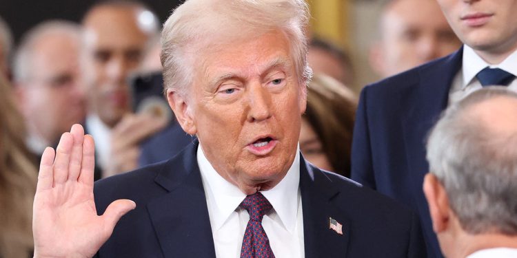 Trump započinje vrtlog tjedna označavajući svoj 100. dan u Ovalnom uredu