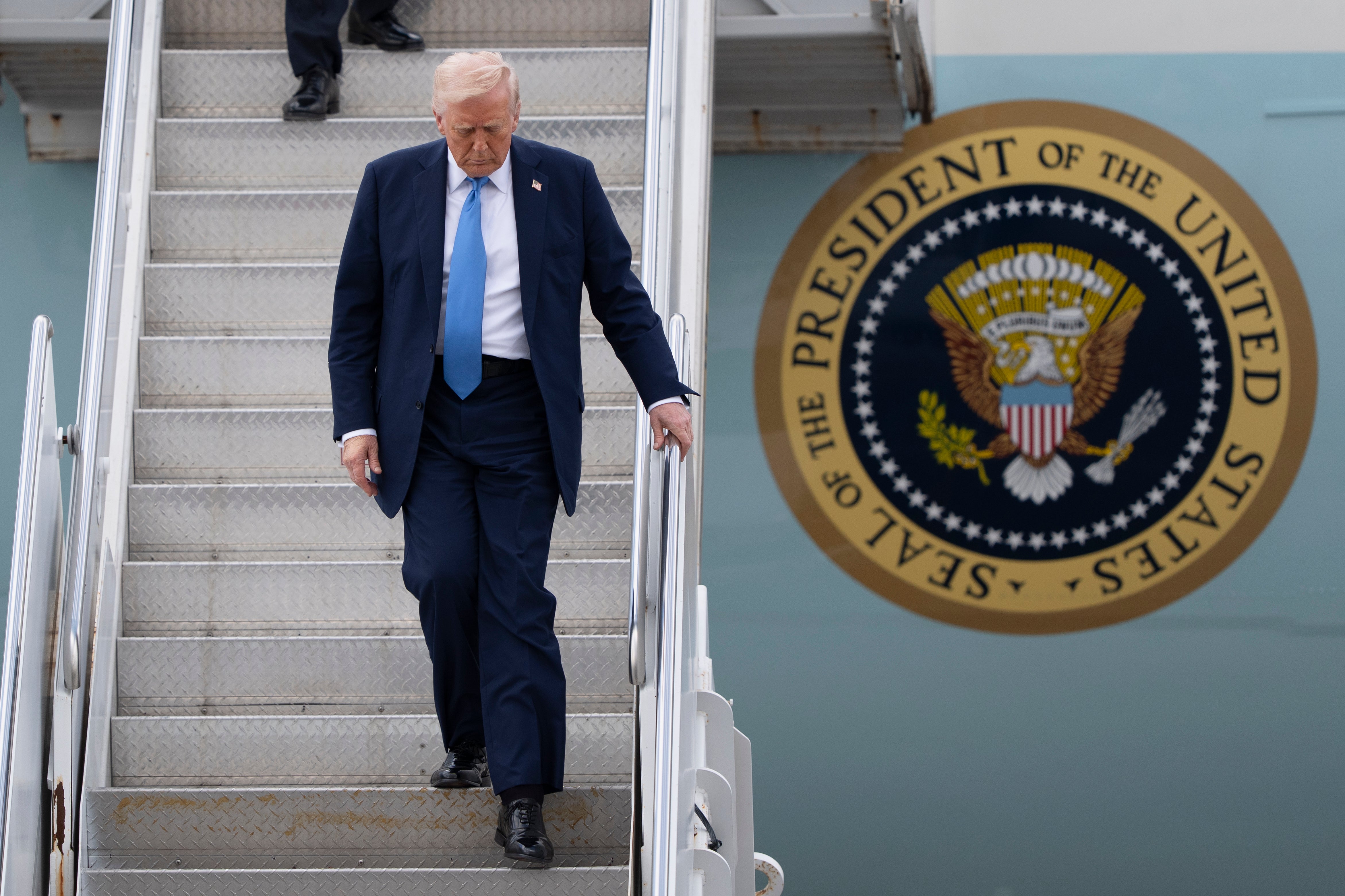 Predsjednik Donald Trump stiže na zrakoplovnu silu na međunarodnoj zračnoj luci Palm Beach, u petak, 28. ožujka 2025., u West Palm Beachu, Florida (AP Photo/Manuel Balce Ceneta)