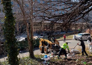 Trumpov administrator brainstorms agresivne taktike za čišćenje kampova za beskućnike u gradovima i prisilno hospitaliziranje ljudi, prijavi tvrdnje