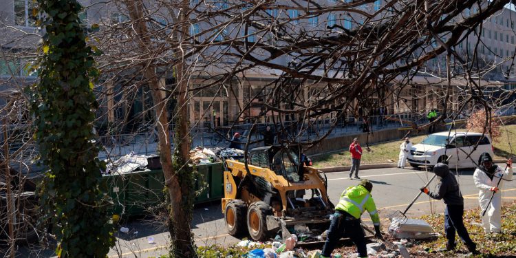 Trumpov administrator brainstorms agresivne taktike za čišćenje kampova za beskućnike u gradovima i prisilno hospitaliziranje ljudi, prijavi tvrdnje
