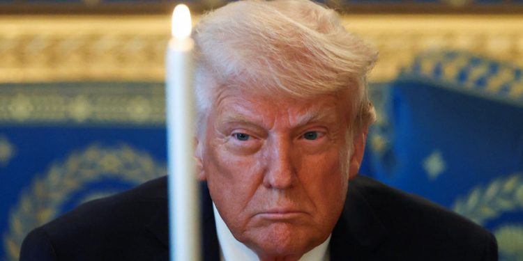 Trumpova ocjena odobrenja koju je anketom pokucao pokazujući da Amerikanci vjeruju demokrate s ekonomijom više od republikanaca: uživo