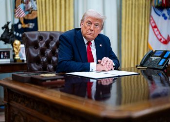 Trumpove tarife uživo: Trump pomaže ‘uhvaćena iznenađenjem’ nakon što predsjednik otkriva da se nastanio na planovima “Dana oslobođenja”