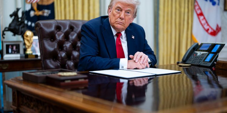 Trumpove tarife uživo: Trump pomaže ‘uhvaćena iznenađenjem’ nakon što predsjednik otkriva da se nastanio na planovima “Dana oslobođenja”