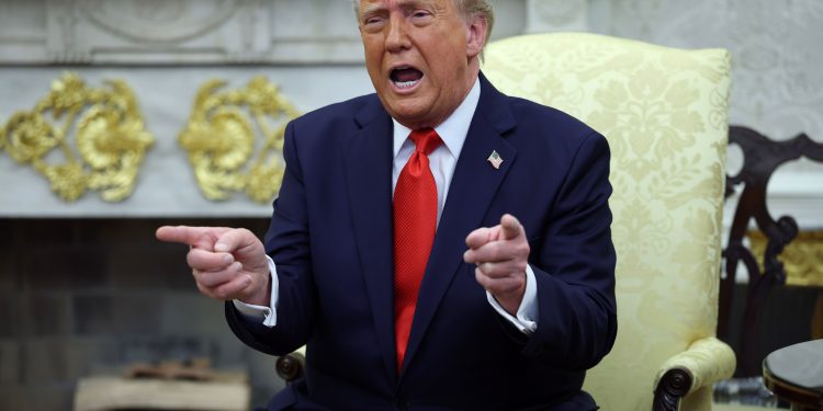 Trumpovi službeni Memecoin porast usprkos ogromnim otključavanju od 320 milijuna dolara u Thin Holiday Trading