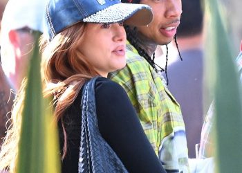 Tyga izgleda veliko raspoloženo sa svojom novom djevojkom Madelaine Petsch dok uživaju u danu u Disneylandu