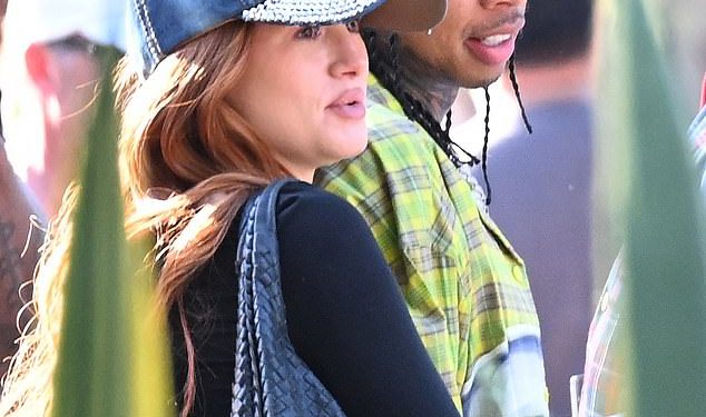 Tyga izgleda veliko raspoloženo sa svojom novom djevojkom Madelaine Petsch dok uživaju u danu u Disneylandu