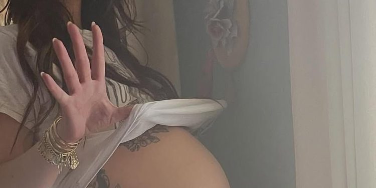U braku na prvom mjestu zvijezda Elizabeth Sobinoff pruža ažuriranje trudnoće jer otkriva da je ‘proširena’ i ‘još uvijek čeka’ svoje drugo dijete sa suprugom Alexom Vegom