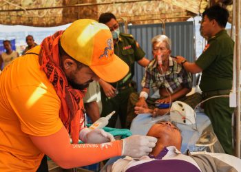 U utrci za spašavanje života nakon mijanmarskog potresa, američki spasioci su zapaženi po njihovoj odsutnosti