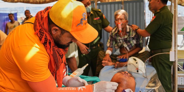 U utrci za spašavanje života nakon mijanmarskog potresa, američki spasioci su zapaženi po njihovoj odsutnosti