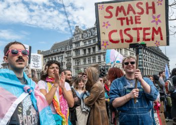 UK Trans aktivisti okupljaju se protiv presude Vrhovnog suda o definiciji žene (fotografije) – RT World News