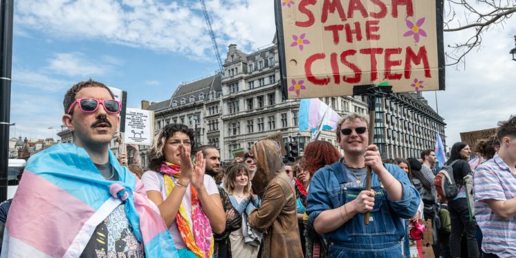 UK Trans aktivisti okupljaju se protiv presude Vrhovnog suda o definiciji žene (fotografije) – RT World News